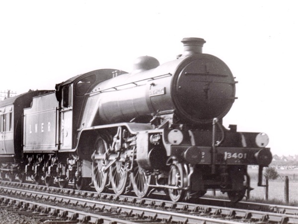 No. 3401 Bantam Cock, an appreciation by Norman McKillop